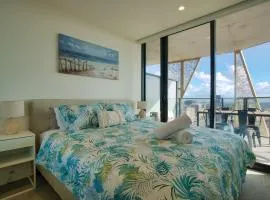 King Bed Luxury CBD Coastal Room with Amazing City Views, Spa, Gym, BBQ, Steam & Sauna Rooms