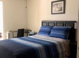 Room near Airport/ Cerca del Aeropuerto, hotel u blizini znamenitosti 'Trgovački centar City Mall Alajuela' u gradu 'Santiago Este'