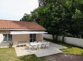 Maison Royan 3 chambres avec salle d'eau, piscine, kotedžas mieste Ruajanas