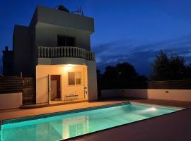 Cheerful 2-bedroom Villa with private pool, hótel í Anarita