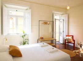 Chalet Santa Rita - STUNNING APT. NEXT TO THE SEA、エストリルのホテル