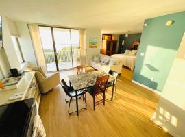 Penthouse 6 Panoramic Ocean Views Top Floor, Ferienunterkunft in Fort Myers Beach
