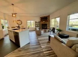 Quiet ski inout - large heated pool!