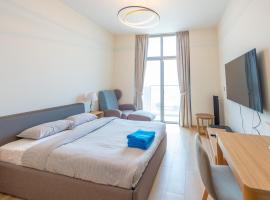 Cozy Studio In front of Metro Stn - Access to Gym & Pool - BRC, hotell nära Samara Fan Zone, Dubai