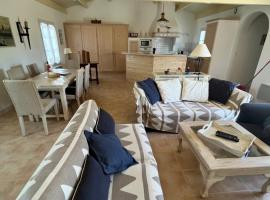 Maison chaleureuse à deux pas des dunes, familiehotel i La Couarde-sur-Mer