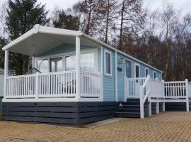 Silver Birch Retreat - Percy Woods Country Retreat With 18 HOLE FREE GOLF, hotel en Alnwick