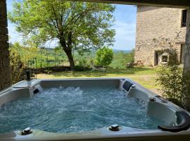 Entre Tarn et Causses, hotel with jacuzzis in Le Recoux