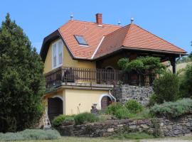 Napsugár Vendégház, vacation home in Badacsonytördemic