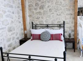 Το Λαϊνάκι by Fox Tale Guest House, hotel with parking in Fternón