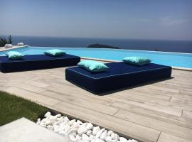 Luxury villa Blue&Blanc piscina a sfioro isola، فيلا في ديامنتي