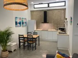 Acogedor apartamento en semisótano con patio y cerca de la Plaza de España
