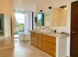 GLASS JUNGLE VILLA with amazing green views -10 min DT