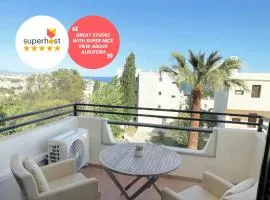 Seaview Studio - 10 Min. Beach, Private Condo, Pool, Grill & Free Parking