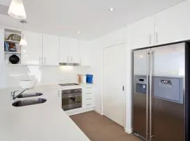 1 Alpha - Lovely and Spacious 3 bed apartment all on one level lift pool air con garden outlook