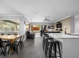 Luxury Coastal Escape - Spacious Group Accommodation