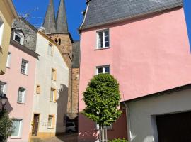 Uriges Ferienhaus in der Altstadt von Saarburg mit Sauna, Kinderspielecke, 1000Mbit Wlan, 1 Minute vom Wasserfall entfernt, отель в городе Саарбург, рядом находится Кресельный подъемник Саарбурга