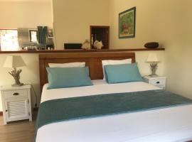 Rock and Palm Lodge Self catering appartment, chal&eacute; alpino em Baie Lazare Mah&eacute;