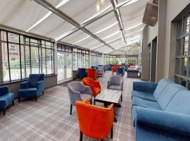 Village Hotel Chester St David's, khách sạn ở Garden City