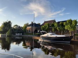 PUUR Eastermar - monumentaal, authentiek en luxe koetshuis aan open vaarwater met jacuzzi en sauna, hotel in Oostermeer