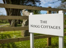 The Nogg Cottages, hotel amb aparcament a Solfach