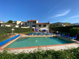 Villa con piscina tra Versilia e Cinque Terre, hotel v destinaci Luni