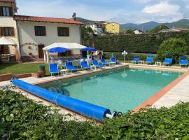 Villa con piscina tra Versilia e Cinque Terre, מלון בLuni