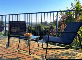 דירת אירוח מפנקת עם מרפסת נוף, hotel v destinaci Shezera