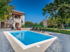 Amazing Home In Rojnici With Outdoor Swimming Pool, hotel in Rojnići