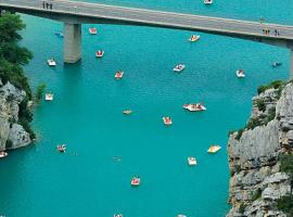 Camping prés des Gorges du Verdon et Du Lac De Ste Croix 04500 Tout Equipé Confort Calme Lavande, hotel in Sainte-Croix-de-Verdon