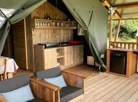 Safari tent lodges with a beautiful view at Lot Sous Toile, hotel met zwembaden in Montamel
