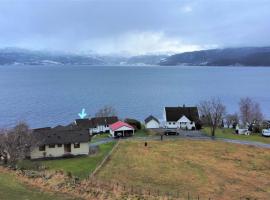 Fjord side apartment, allotjament vacacional a Røyrvik