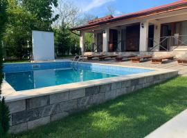 Casa Romana, hotel with pools in Eşelniţa