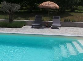 Sotto La Vigna Charm Stay Adults only vacation Bed and breakfast room, מקום אירוח ביתי בMontegrosso dʼAsti