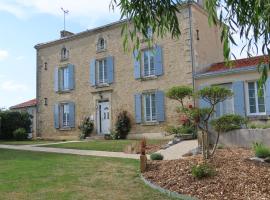 Chambres d'Hôtes Le Tilleul, B&B i Saint-Hilaire-des-Loges