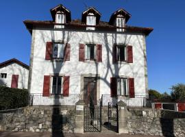 Studio lumineux à Cambo-les-Bains, proche thermes, coin nuit, kitchenette, internet, animaux acceptés - FR-1-495-10, khách sạn ở Cambo-les-Bains