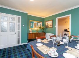 The Auld Sweetie Shop, holiday home in Perth