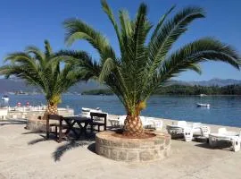 Monténégro, villa dans la baie de Kotor, avec plusieurs appartements tout confort en front de mer!