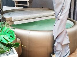 Beach Suite Israel- Private Jacuzzi Garden Suite & Gym, 3 Min Walk To Beach ביץ סוייט ישראל- ג'קוזי פרטי בגינה 3 דקות הליכה לים וחדר כושר, hotel v destinaci Aškelon
