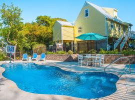 The Emerald Owl House - Peaceful Emerald Isle Beach House w/ Luxurious Heated Pool!, boende i Emerald Isle