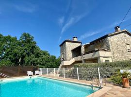 Gîtes Le Mas du Vieux Chêne, ξενοδοχείο σε Salavas