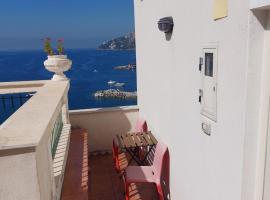 La stanza sul Porto di Amalfi camera piccina piccina con bagno privato e terrazzino vista mare, отель в Амальфи