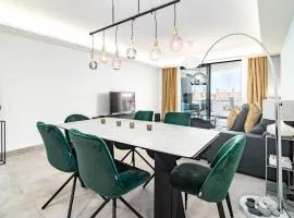 INF45P- modern 3 bed city apartment next to beach