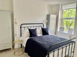 Seaview flat with balcony, spacious 2 bedroom, chỗ nghỉ tự nấu nướng ở Worthing