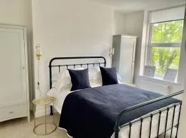 Seaview flat with balcony, spacious 2 bedroom