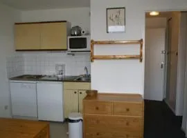 Appartement 2 pièces proche pistes avec balcon et ascenseur - FR-1-557A-25