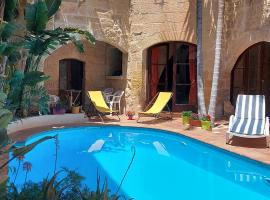 Haven Farmhouse B&B, hotel with pools in Għarb