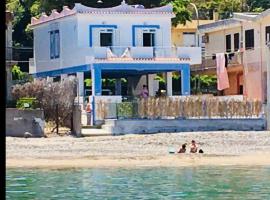 Villa GLORIA intero alloggio sulla spiaggia 8 posti letto 15 minuti da Palermo e 35 da Cefalu, hôtel pas cher à Casteldaccia