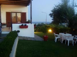Summer house in Trikorfo, Gerakini with sea view, hotel i Yerakini
