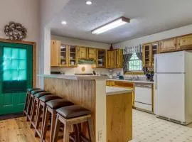 Laurel Cottage, 560 FREE tickets each paid day, Hot Tub, Pool Table!