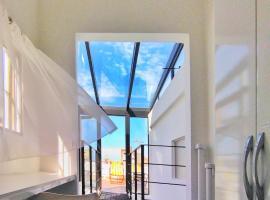 House with large terrace, jacuzzi and gated parking for one car โรงแรมที่มีอ่างน้ำอุ่นในมอนเตวิเดโอ